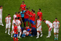 Soccer Football - World Cup - Group E - Costa Rica vs Serbia - Samara Arena, Samara, Russia - June 17, 2018 PLayers and medical staff gather around Serbia's Dusko Tosic and Costa Rica's Johnny Acosta REUTERS/David Gray