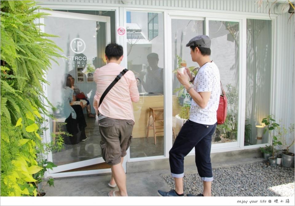 【台南必吃美食】在地人大推的軟骨嫩骨飯，再到孔廟商圈吃新散步甜食　綠皮開心果！