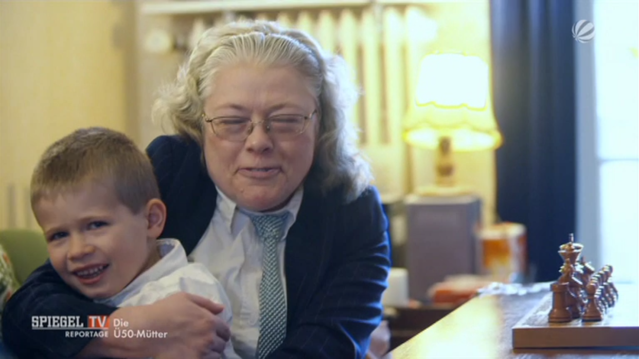 Mutter Christiane Döring mit ihrem Sohn Julius. Foto: Sat.1 Screenshot