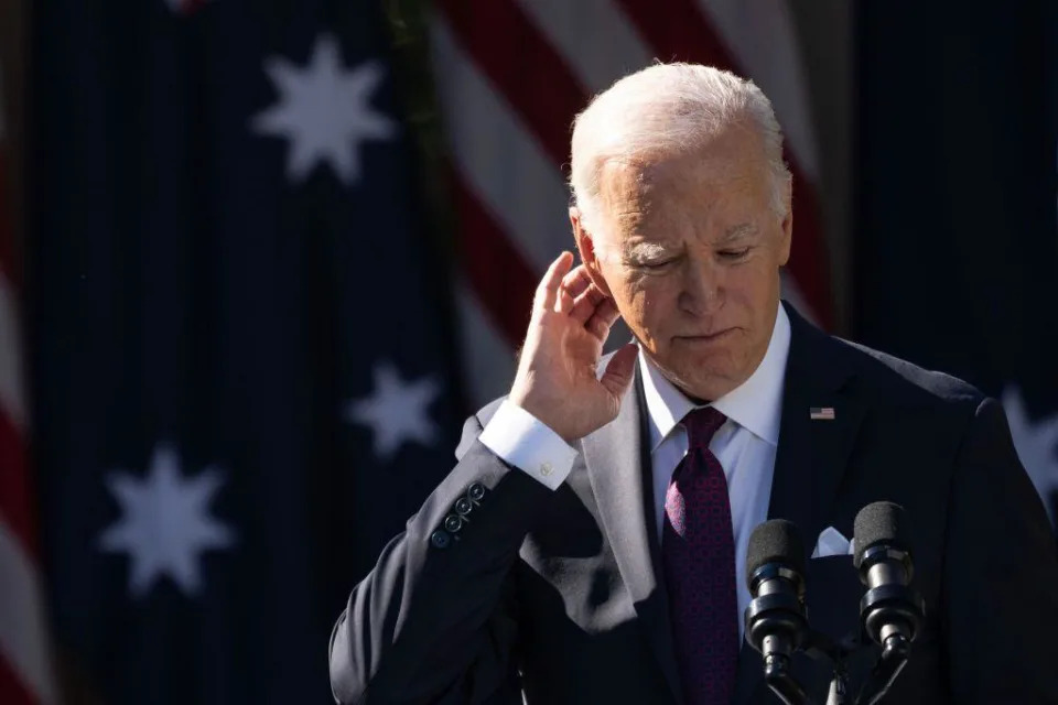 Joe Biden, con una bandera estadounidense al fondo. 