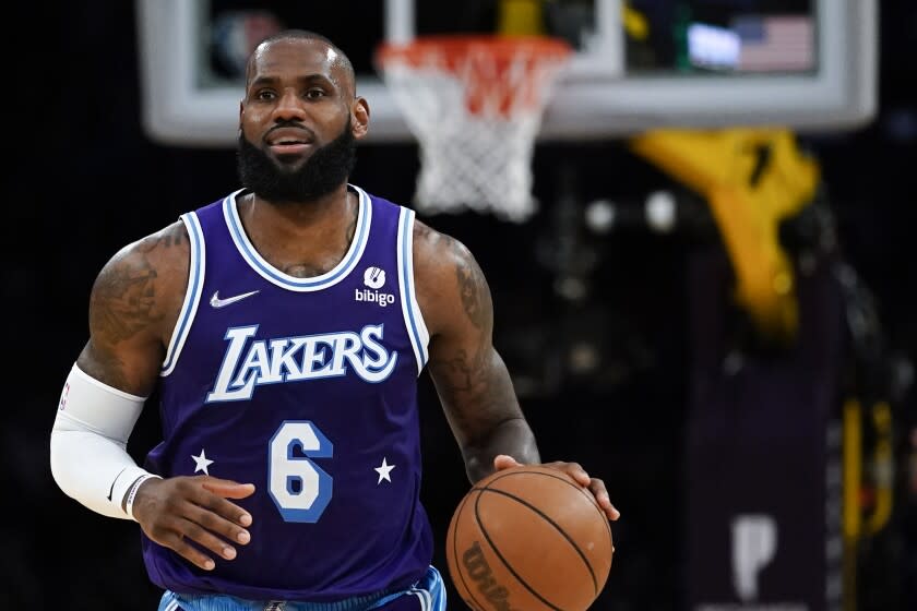 ARCHIVO - LeBron James de los Lakers de Los Ängeles con el balón durante un juego ante los Pelicans de Nueva Orleans, el 1 de abril de 2022. (AP Foto/Ashley Landis)