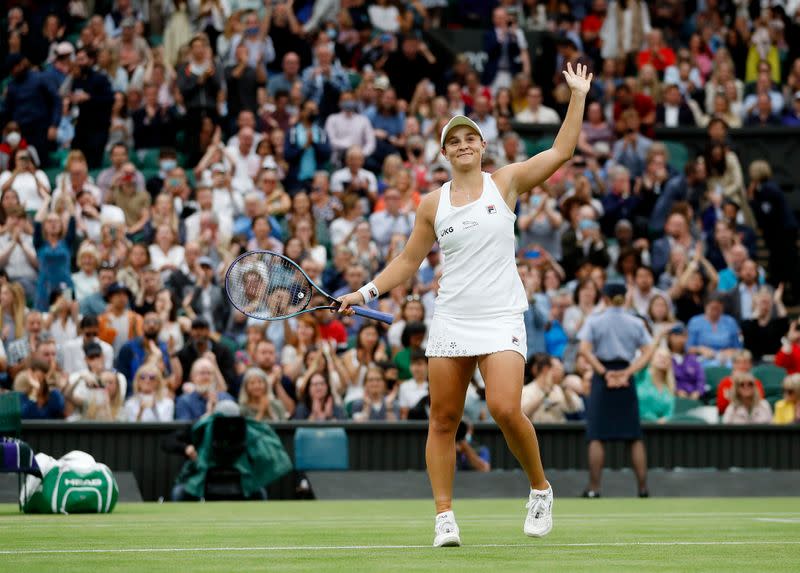 La tenista australiana Ashleigh Barty celebra luego de derrotar a su compatriota Ajla Tomljanovic en Wimbledon