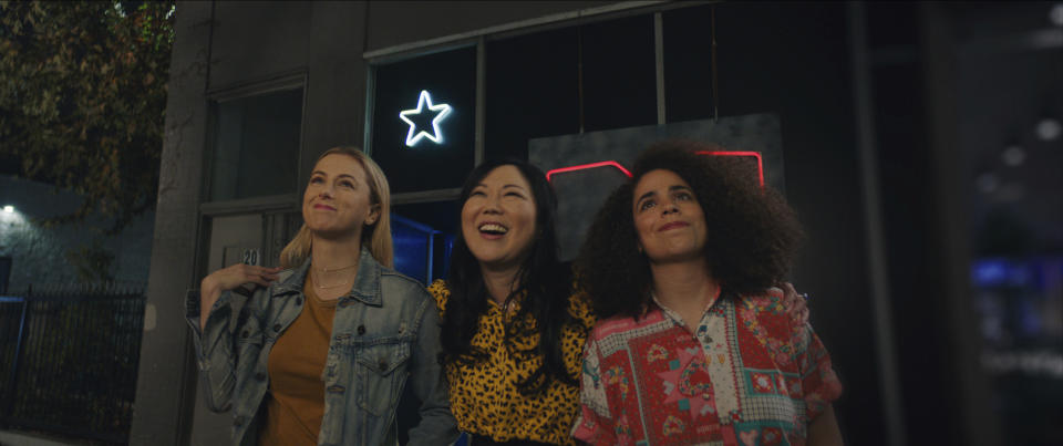 En esta imagen difundida por Netflix, Iliza Shlesinger, Margaret Cho y Kimia Behpoornia, de izquierda a derecha, en una escena de "Good On Paper". (Netflix vía AP)