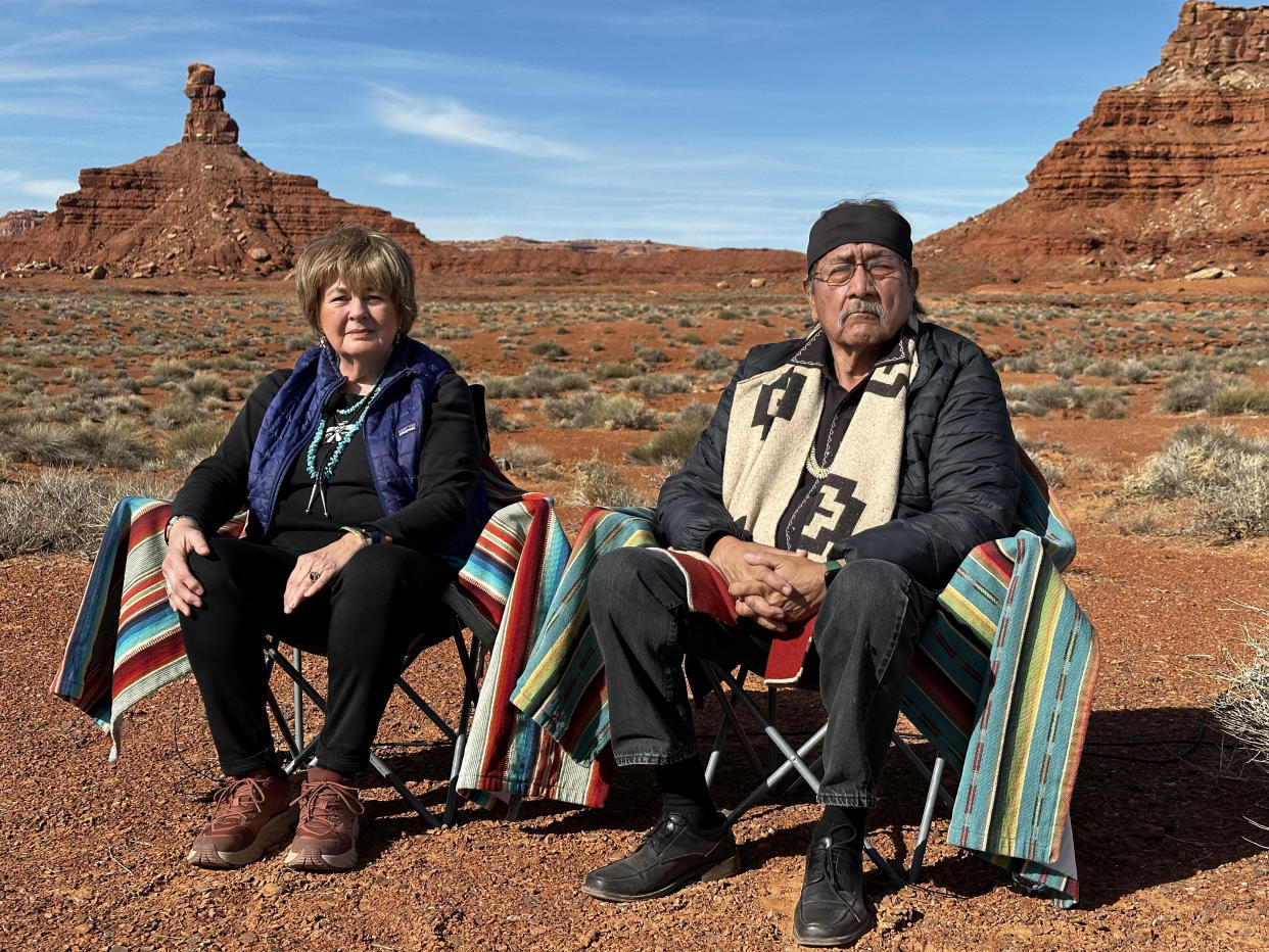 Imágenes sin fecha de la artista de origen navajo Elsie Holiday muestran unas canastas con diseños de un eclipse y la Luna. (Raven Makes Gallery via The New York Times).