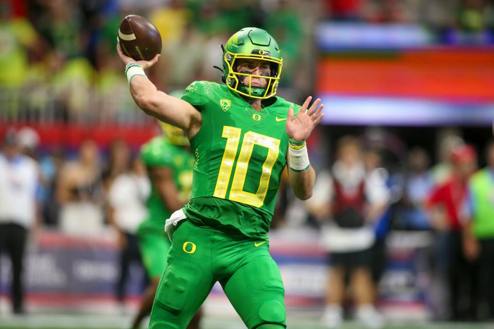 Oregon Ducks quarterback Bo Nix throws a pass against the Georgia Bulldogs in the first quarter at Mercedes-Benz Stadium in Atlanta, Ga. Saturday, Sept. 3, 2022. 