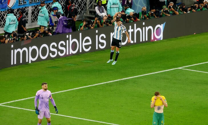 Foto del sábado del delantero de Argentina Julian Alvarez celebrando tras marcar ante Australia