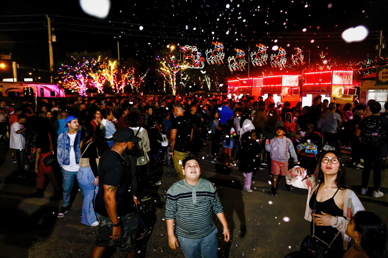 Nieve falsa en el Bosque Encantado de Santa Claus en Medley, Florida, el 11 de diciembre de 2022. (Scott McIntyre/The New York Times)
