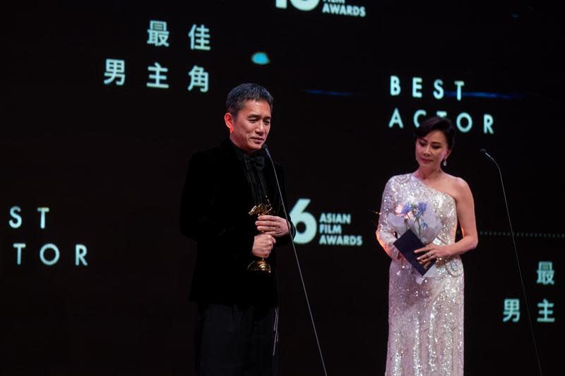 梁朝偉由劉嘉玲手上拿下最佳男主角獎項。（翻攝自Asian Film Awards Academy臉書）