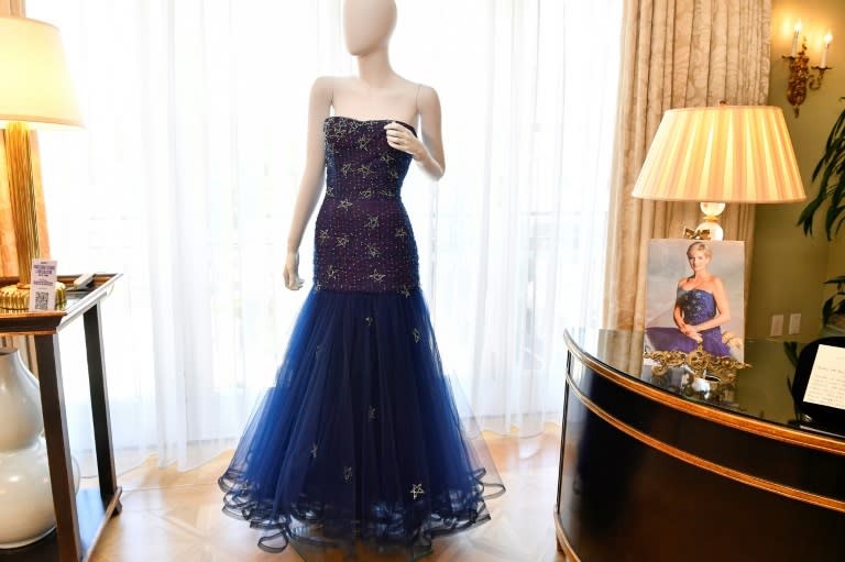 Une robe de bal portée en 1986 par Diana à la première londonienne du "Fantôme de l'Opéra", exposée à Beverly Hills (Californie), aux Etats-Unis, le 25 juin 2024 (VALERIE MACON)