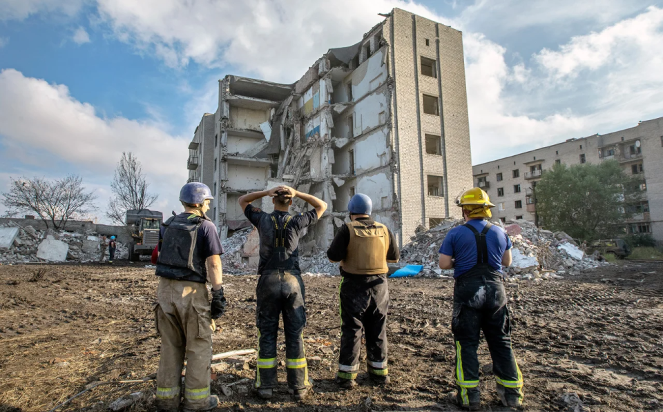 Rescuers look at the hostel in Chasiv Yar – 48 dead bodies have been recovered from the rubble of the destroyed building. <span class="copyright">Oleksandr Medvedev / NV</span>