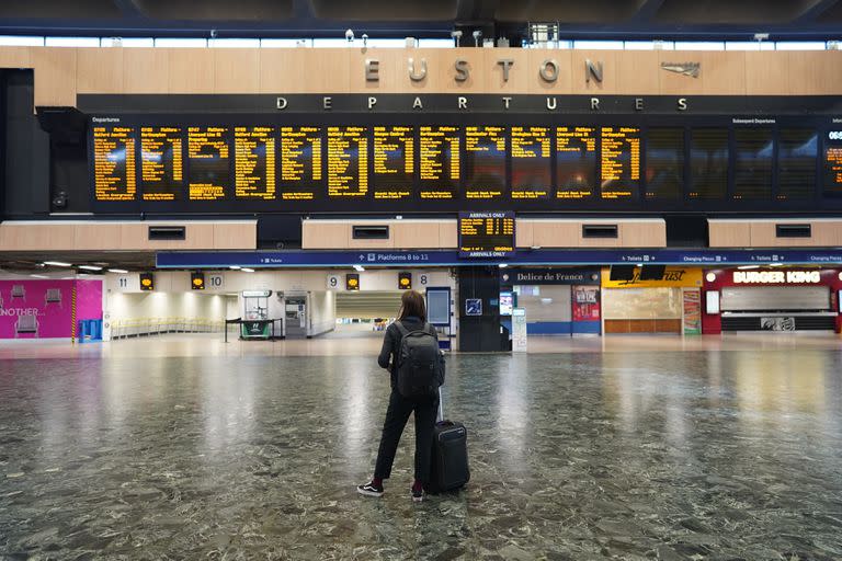 Una pasajera mira la información de salidas en una pantalla en la estación de Euston, en el primer día de una huelga de trenes