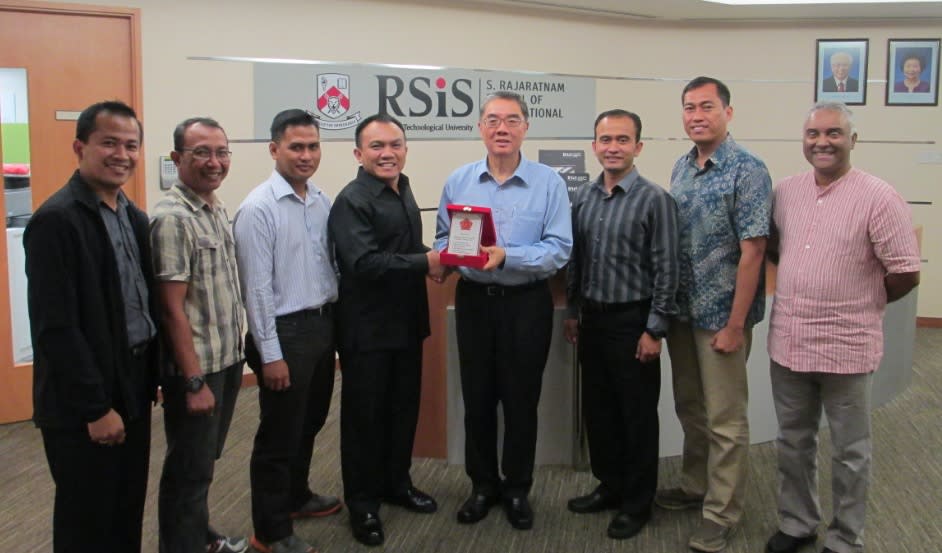 Lieutenant Colonel Heri Oktavian at RSIS (second from right). (PHOTO: Constantinus Rusmanto/RSIS alumnus/Facebook)