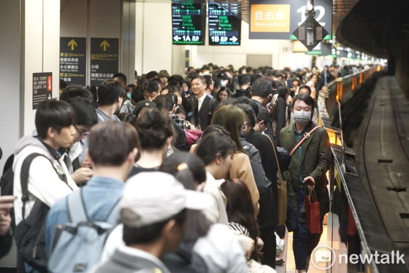 高鐵台北車站返鄉旅客眾多。（資料照）   圖：張良一／攝