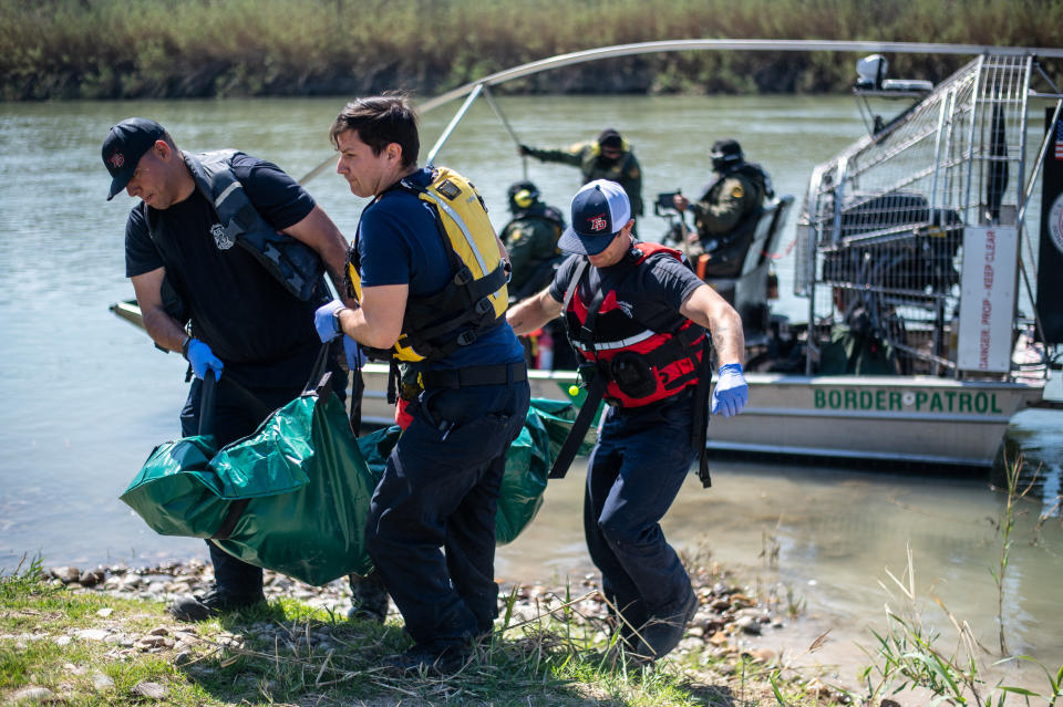 非法入境造成慘劇時有所聞，圖為德州Eagle Pass的消防員在河道中打撈出一具屍體。 (SERGIO FLORES/AFP via Getty Images)