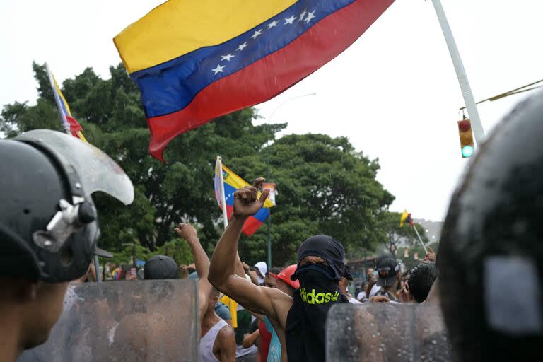 Manifestantes protestan en el barrio de Catia en Caracas.