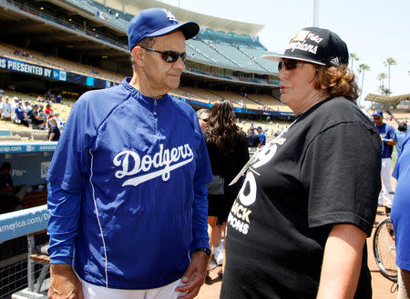 FILE PHOTO: Los Angeles Dodgers manager Joe Torre (L) talks with actress Penny Marshall before the Dodgers play the New York Yankees in Los Angeles June 26, 2010. REUTERS/Danny Moloshok/File Photo