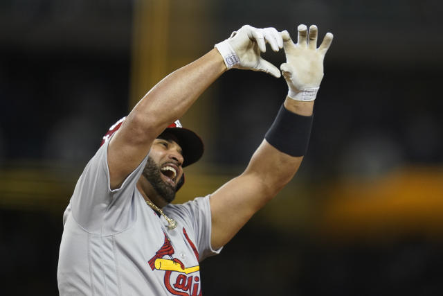 Albert Pujols greeted with minute-long ovation from Cardinals fans, Yadier  Molina hug