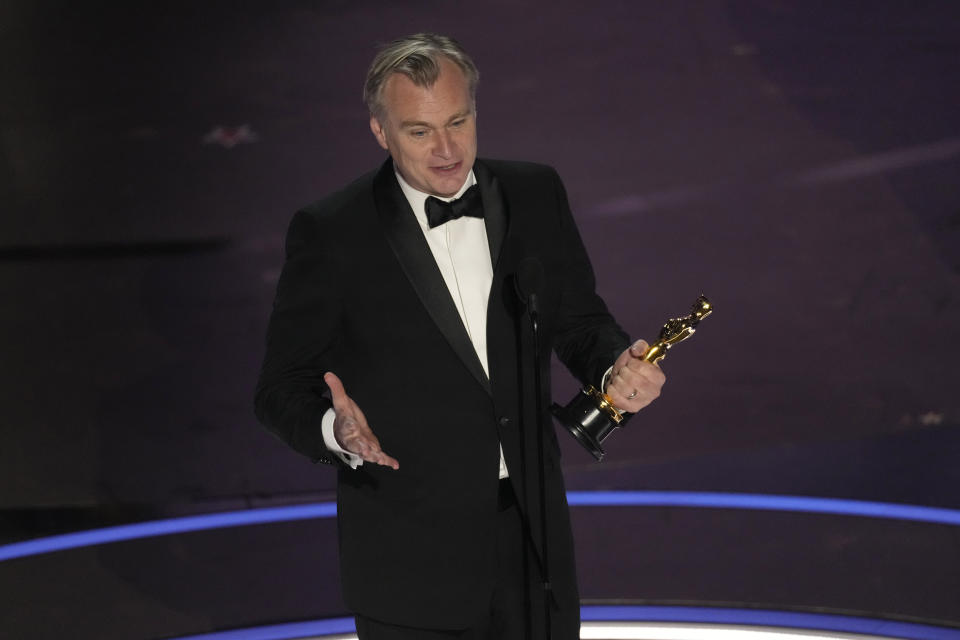 Christopher Nolan acepta el Oscar por mejor dirección por la cinta "Oppenheimer" durante la ceremonia el domingo 10 de marzo de 2024 en el Teatro Dolby de Los Ángeles. (AP Foto/Chris Pizzello)