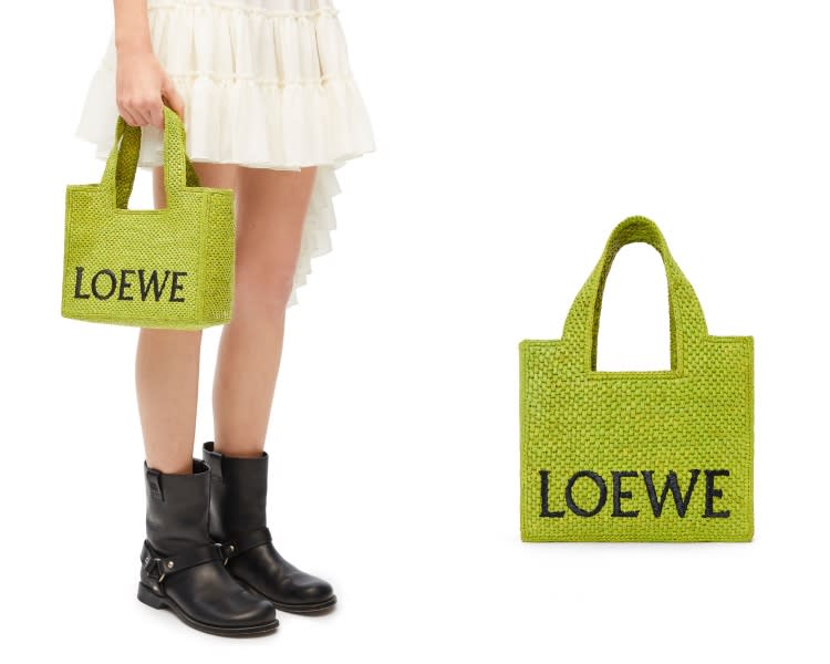 今年新款的 Loewe Font Tote 是一只長方形托特包，正面飾有對比鮮明的「LOEWE」刺繡標誌 Source: Loewe