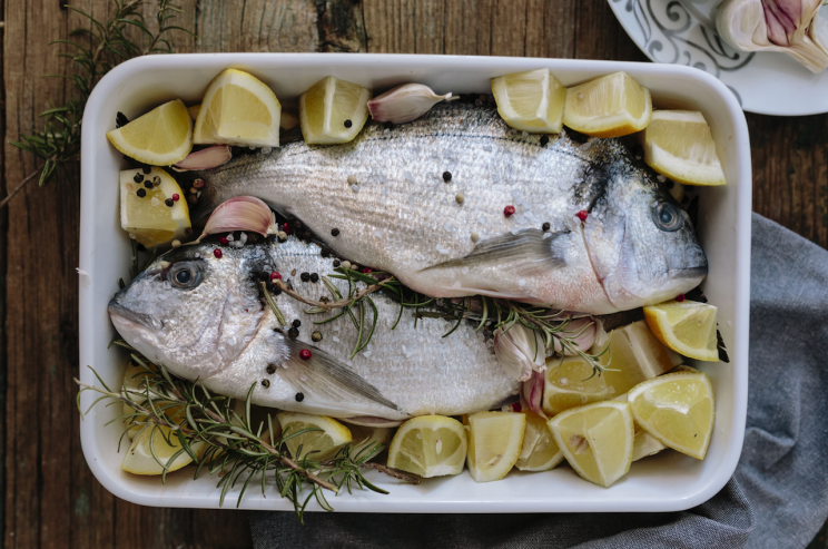 Los cristianos tradicionalmente comen pescado el Viernes Santo… (Foto: REX Features).