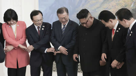 South Korean President Moon Jae-in and North Korean leader Kim Jong Un pose for photographs with South Korean delegation after a luncheon in Pyongyang, North Korea, September 19, 2018. Pyeongyang Press Corps/Pool via REUTERS