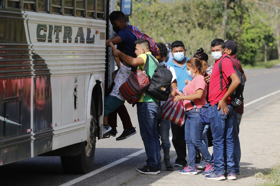 Migrantes hondureños suben a un autobús para regresar a casa después de que las autoridades locales les impidieron cruzar la frontera por falta de papeles, en Corinto, Honduras, el martes 30 de marzo de 2021. La Organización Panamericana de la Salud pidió el miércoles a los migrantes de Latinoamérica que durante la pandemia de coronavirus no viajen porque ponen en riesgo su vida, la de sus familias y la de las comunidades por las que se trasladan. (Foto AP/Delmer Martínez)