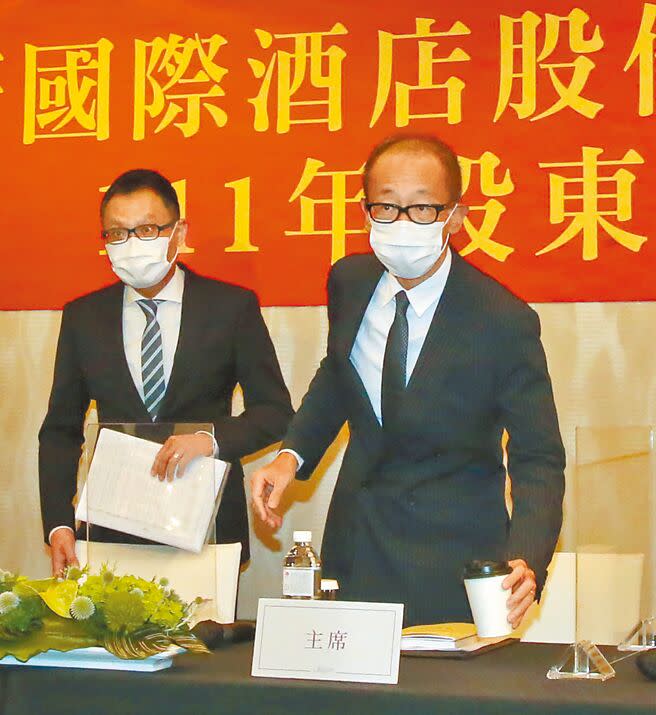 晶華酒店14日召開股東常會，董事長潘思亮（右）和總經理吳偉正（左）出席，向股東說明營運狀況。（趙雙傑攝）