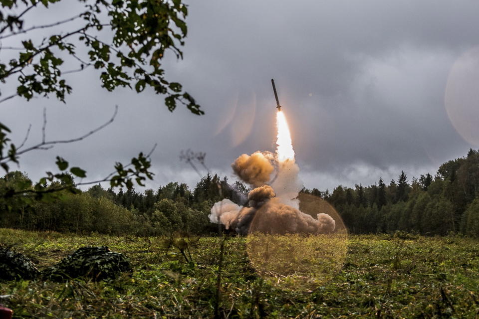 Una imagen de archivo muestra un misil durante unos ejercicios militares rusos cerca de St. Petersburgo en 2017 (Foto: EFE/EPA/KONSTANTIN ALYSH / DEFENCE MINISTRY Rusia)