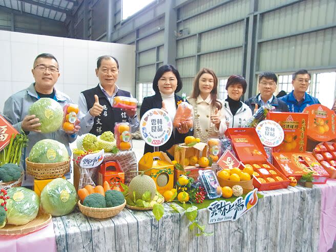 雲林縣農產品新年外銷首發，高麗菜、茂谷柑等蔬果封櫃啟航。（張朝欣攝）