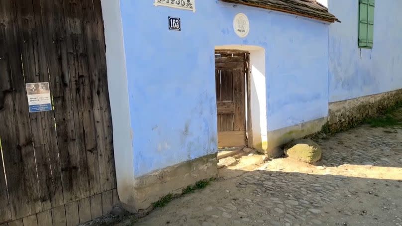 La puerta de entrada a la finca del rey Carlos III en Rumanía.