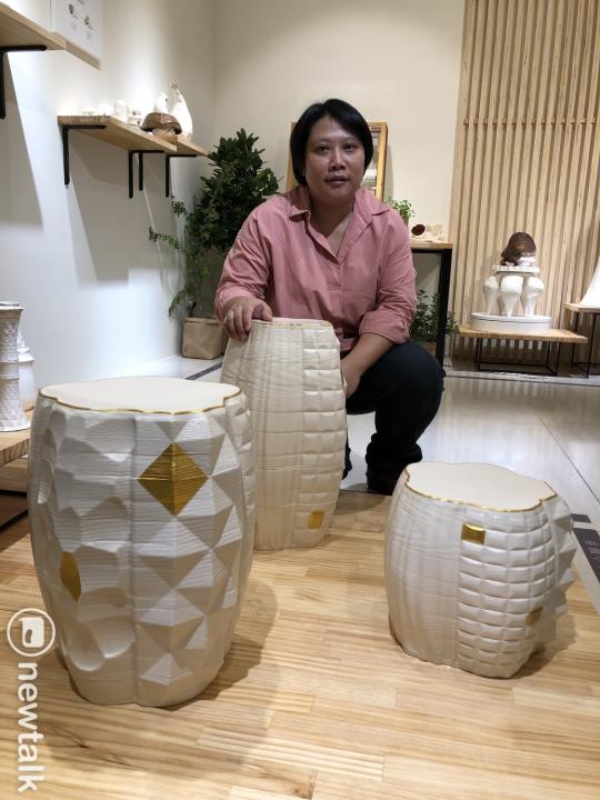 工藝家陳瓊茹與作品-「鼓凳新藝」。   圖：唐復年/攝