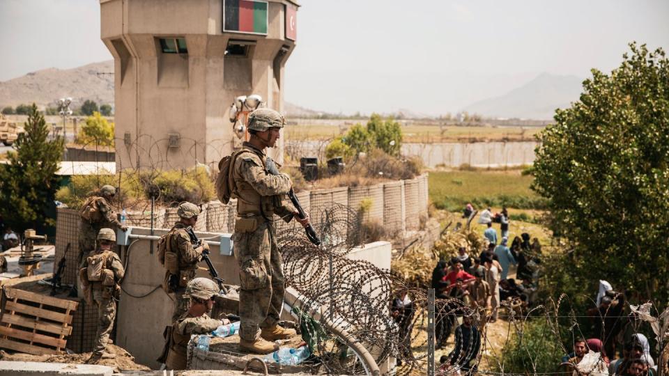 US-Marines bewachen einen Evakuierungskontrollpunkt am Hamid Karzai International Airport in Kabul.