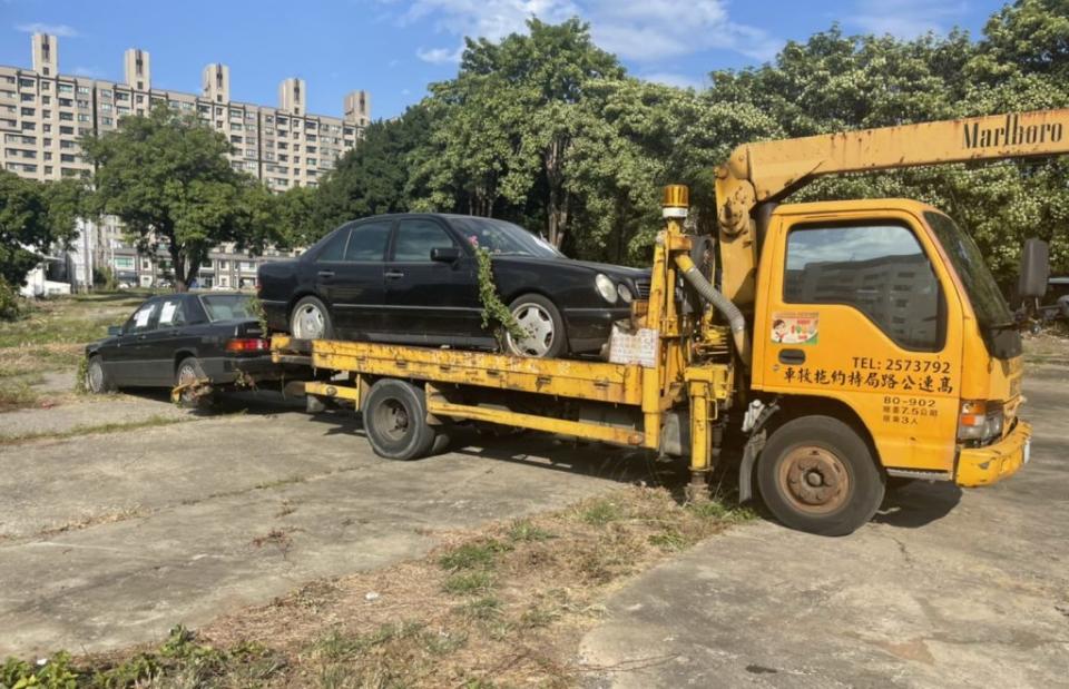 國防部八軍團要求土地承租戶以拖吊車將汽車墳場的無牌汽車全部淨空。（記者陳俊文攝）