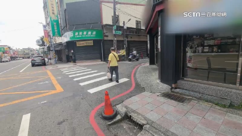 桃園內壢長春路前，一名女駕駛要到麵包店買咖啡，將車違停在斑馬線上。