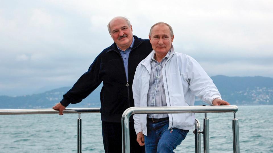 An der Reling: Wladimir Putin und Alexander Lukaschenko.