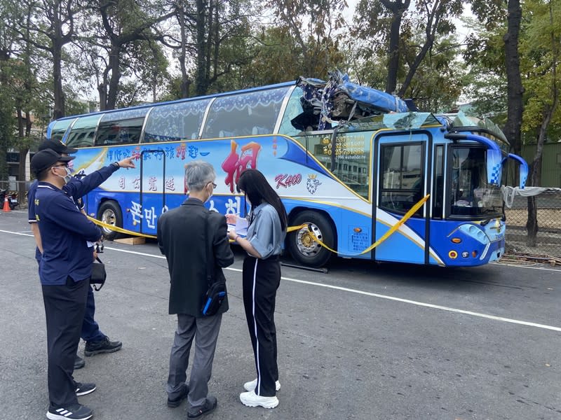 高雄市一輛遊覽車20日晚間行經高雄市仁武區自撞涵洞釀一死。公路局21日指出，楓滿遊覽汽車有限公司對駕駛行程時間、路線並未見有特別教育督導及掌握，因此開罰新台幣6萬元，並停止該公司三分之一的車輛（5輛）營業3個月。（中央社）