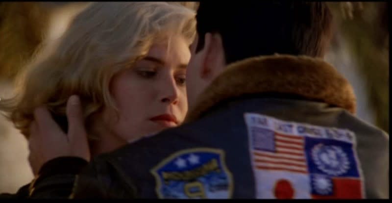 湯姆克魯斯1986年在《捍衛戰士》穿的飛行員夾克，印有台日國旗。（圖／IMDb）