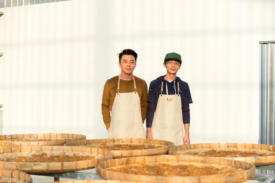 陳星甫（左）與弟弟原在中國做生意，為了檸檬乾返鄉創業。