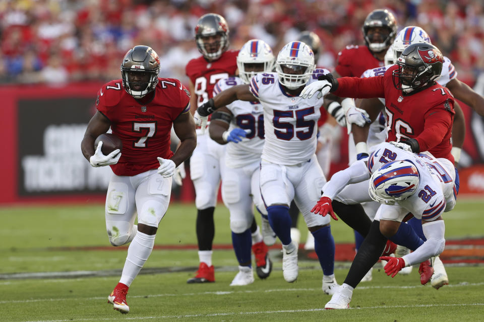 Tampa Bay Buccaneers running back Leonard Fournette (7) runs away from the Buffalo Bills defense for a score. (AP Photo/Mark LoMoglio)