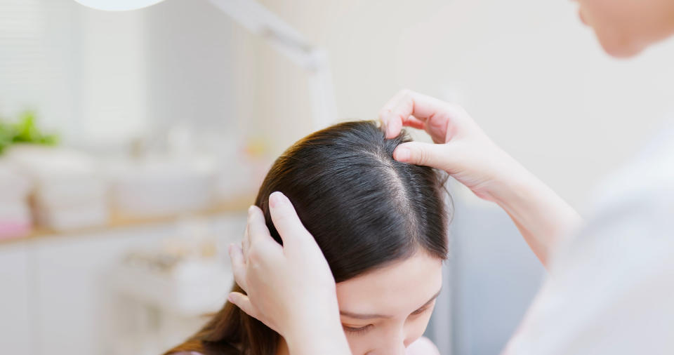 頭髮扁塌原因：濕度高、天氣悶熱出油，超過一半的女孩都曾因下雨的高濕度讓頭髮毛躁變重，導致頭髮扁！特別是在冬天降雨頻率更高的北北基地區更有高達7成的女孩深受困擾（示意圖/Getty Image）