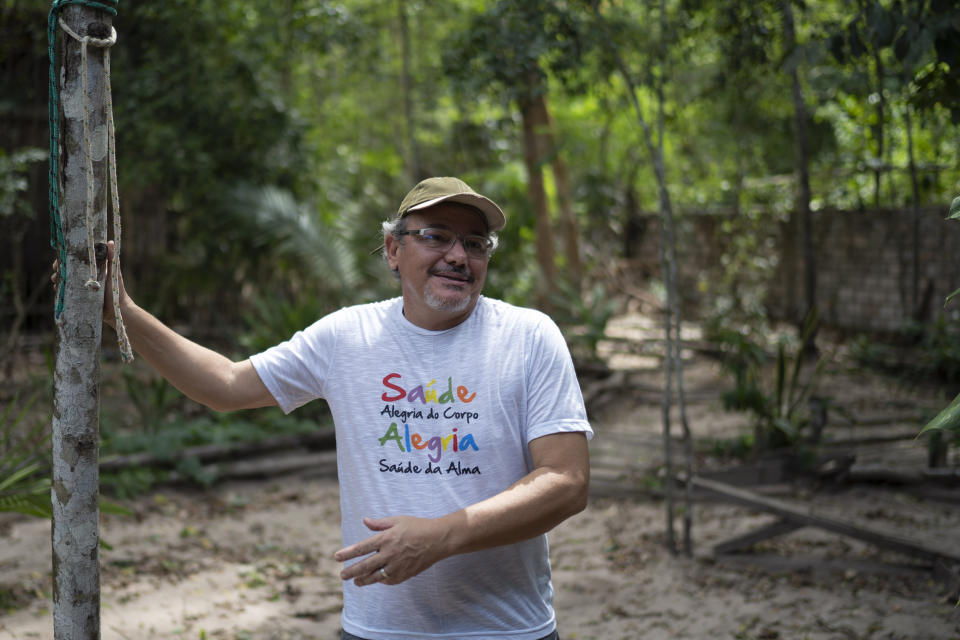 En esta imagen del 1 de diciembre de 2019, Caetano Scannavino, coordinator de la ONG "Salud y Alegría", ofrece una entrevista ante su casa en Alter do Chao, en el estado brasileño de Para. fighters he says set rainforest fires. Una tranquila población amazónica se conviertió en el escenario de la creciente hostilidad entre el presidente ultraderechista de Brasil, Jair Bolsonaro, y grupos ambientalistas, tras la detención de varios bomberos voluntarios (AP Foto/Leo Correa)