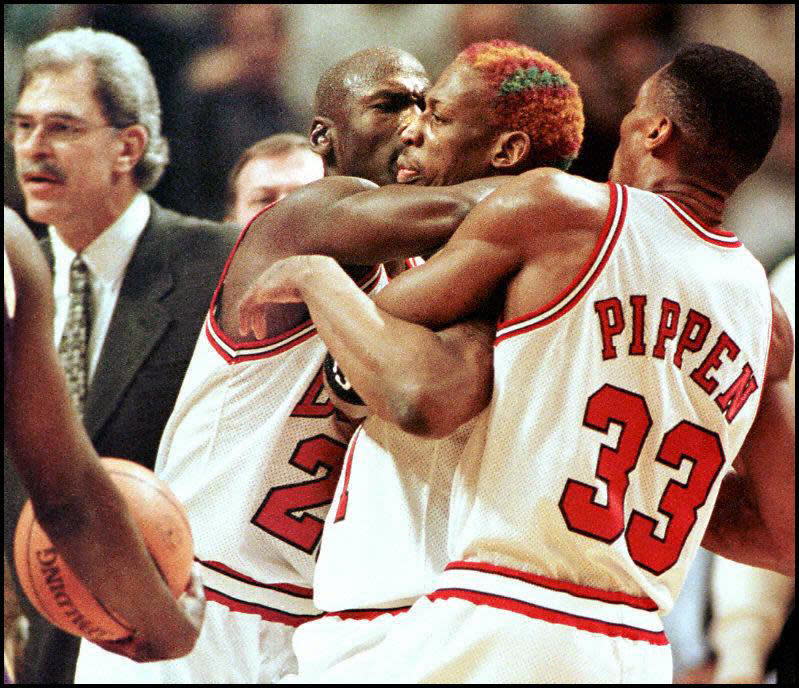 Michael Jordan, Dennis Rodman y Scottie Pippen durante un partido de los Chicago Bulls