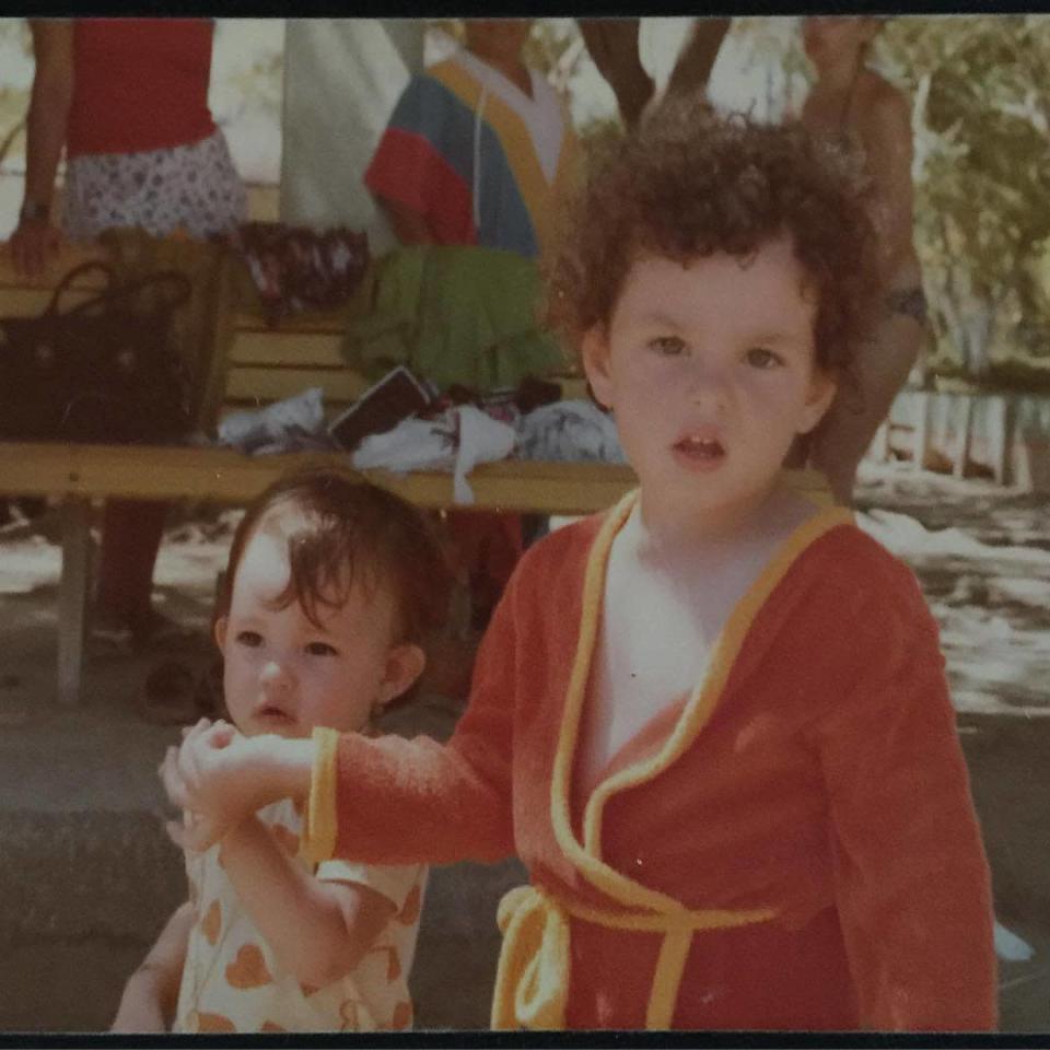 Alicia Machado compartió una tierna fotografía de cuando era apenas una bebé, en compañía de uno de sus primos.