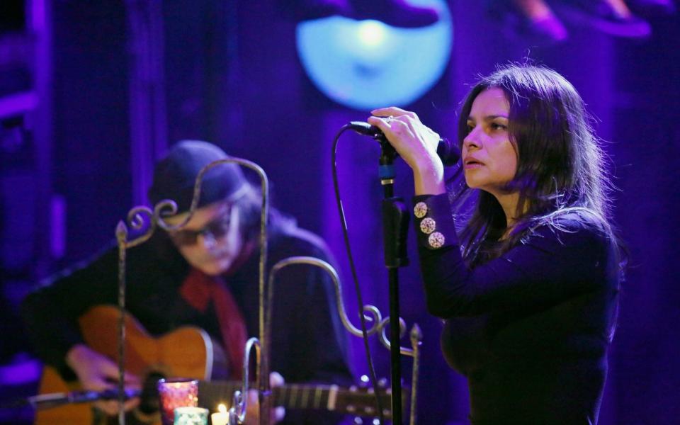 Hope Sandoval and the late David Roback of Mazzy Star performing in 2013 - NBCUniversal