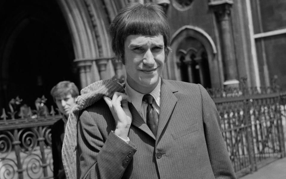 <p>"A dedicated follower of fashion"? The-Kinks-Sänger Ray Davies im Mai 1967 in London. (Bild: Harold Clements/Daily Express/Hulton Archive/Getty Images)</p> 