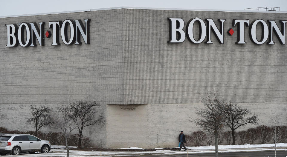 <p>La cadena estadounidense de grandes almacenes Bon-Ton, que tiene casi 300 tiendas, cerrará al menos 40 de sus locales durante este 2018. Se trata de una reestructuración de la compañía tras los malos resultados económicos. (Foto: Jack Hanrahan / AP). </p>