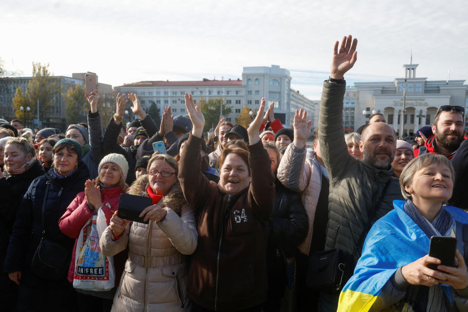 Local residents react during a visit of Ukraine's President Volodymyr Zelenskiy after Russia's retreat from Kherson, in central Kherson, Ukraine November 14, 2022.  REUTERS/Valentyn Ogirenko