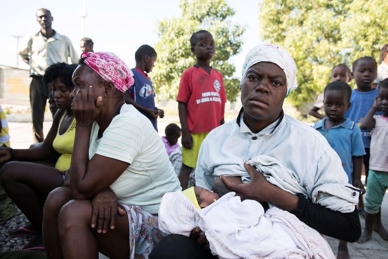 Rosemita Bazelais amamanta a su bebé en un campamento en el patio del ayuntamiento de Cité Soleil en Puerto Príncipe