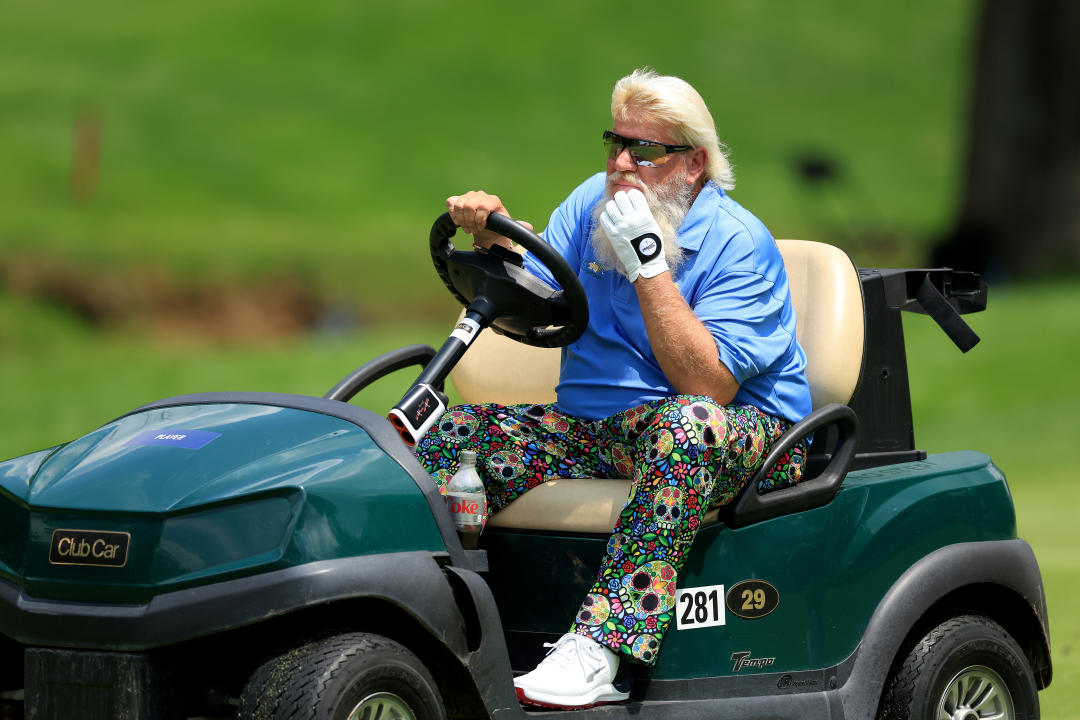 LOUISVILLE, KENTUCKY - 16 MAGGIO: John Daly degli Stati Uniti guida il suo terzo tiro alla 16a buca durante il primo round del campionato PGA 2024 al Valhalla Golf Club il 16 maggio 2024 a Louisville, Kentucky.  (Foto di David Cannon/Getty Images)