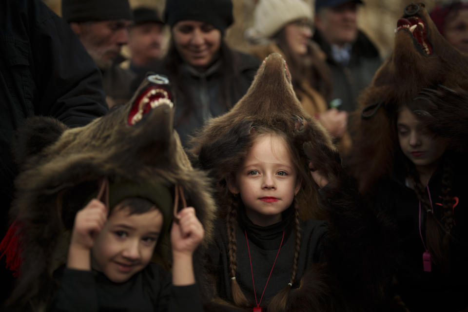 Sofía, de 6 años (centro), forma parte de una manada de osos durante un desfile en Moinesti, en el norte de Rumanía, el 27 de diciembre de 2023. Hace siglos, quienes vivían en lo que ahora es el noreste de Rumanía se cubrían con pieles de oso y bailaban para ahuyentar a los malos espíritus. Esa costumbre es conocida hoy en día como el Festival del Baile del Oso, que cada diciembre atrae a multitud de turistas. (AP Foto/Vadim Ghirda)